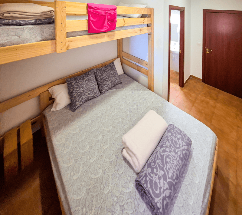 Habitación Magaña, par 3 personas con baño privado, dispone de una cama de matrimonio + una cama alta